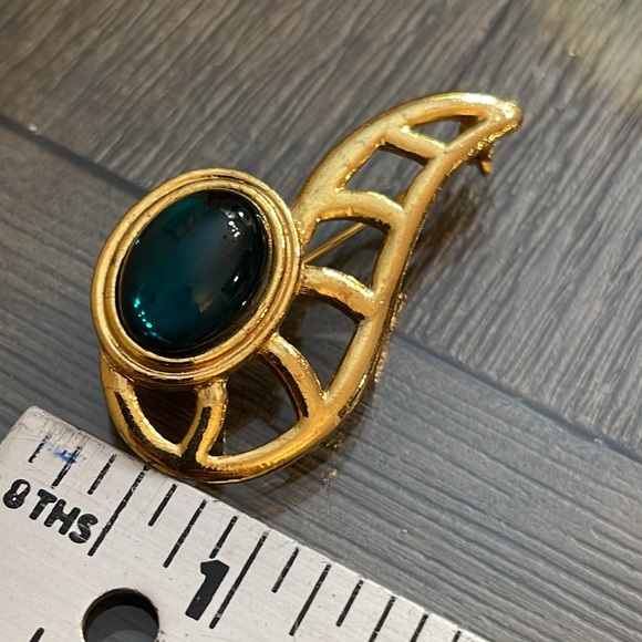Vintage Abstract Paisley Swoop Gold-tone Pin with Emerald Green Cabochon Gem - Picture 10 of 16